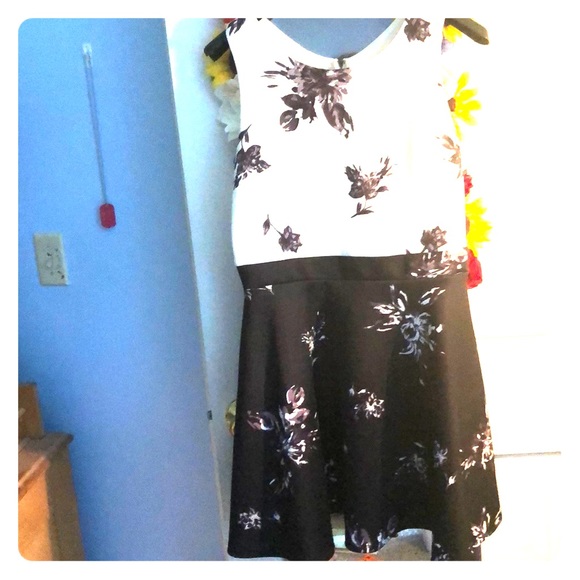Mid length dress - Picture 1 of 4